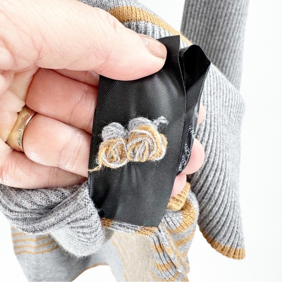 ✅ Anthropologie Women's Grey Orange Off-Shoulder Sweater Size SMALL - Picture 6 of 11